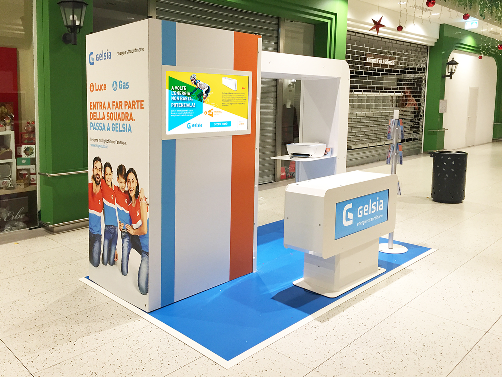 shopping center stand