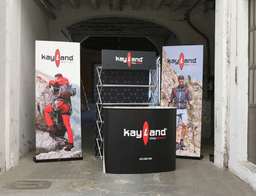 Portable suitcase‑style display stand