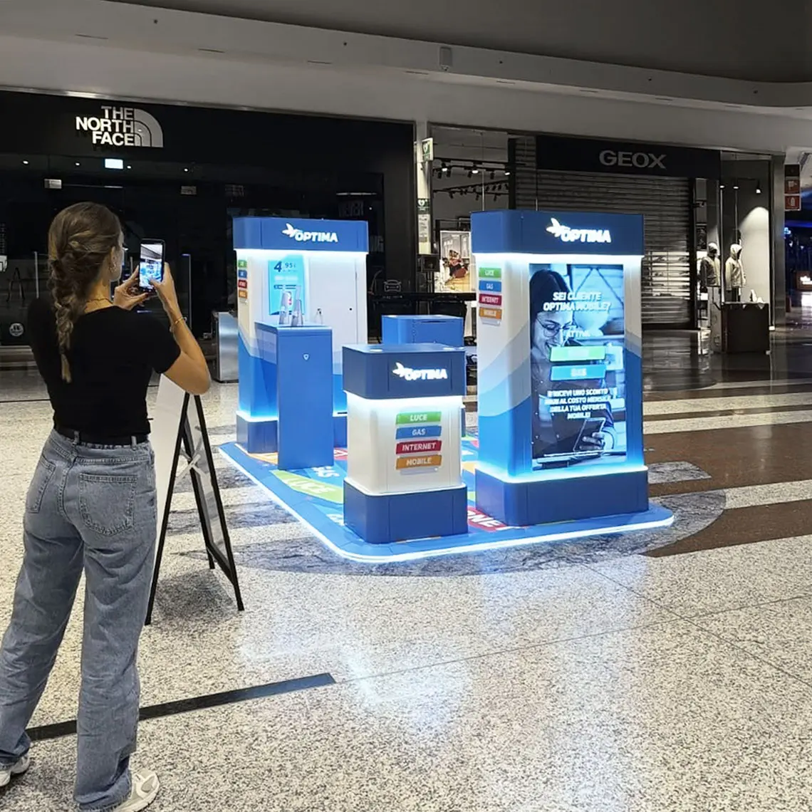 optima3 Shopping centre stand in Milan